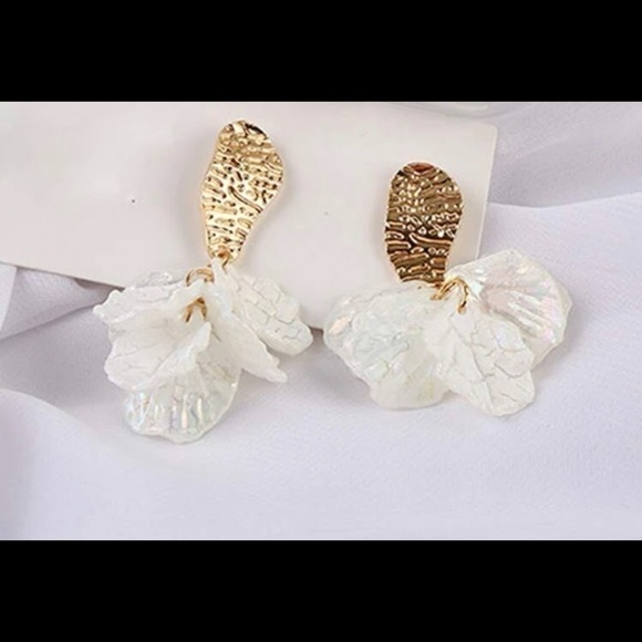 FLOWER Petal Drop Earrings Gold White - Picture 1 of 5